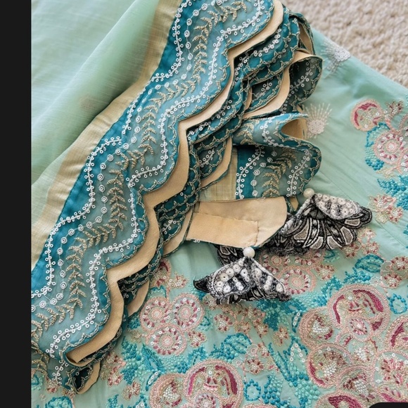 Pakistani designer lawn - Picture 3 of 7